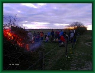 Osterfeuer mit Gästen auf dem Grethof